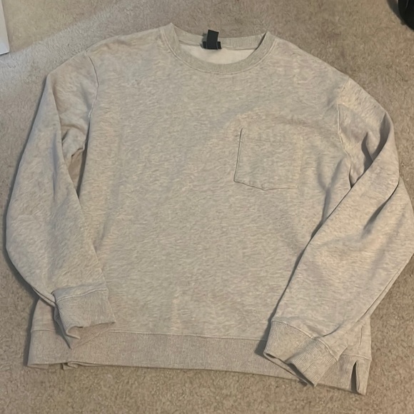 Hardly worn H and M XL crewneck! - Picture 1 of 3